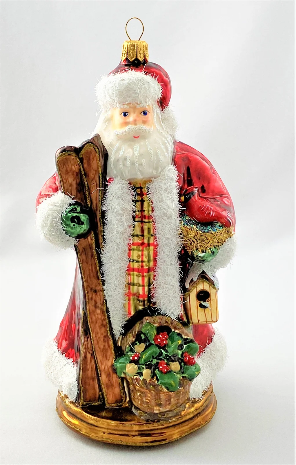 Glassware Santa bringt den Kardinal mit den Skiern in den Wald