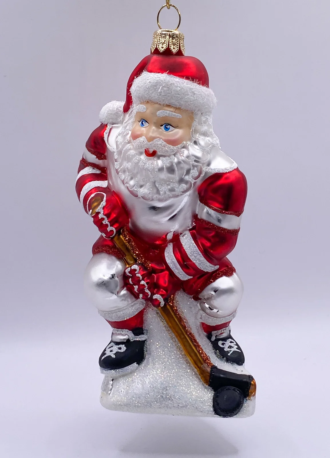 Impuls Santa spielt Eis-Hockey