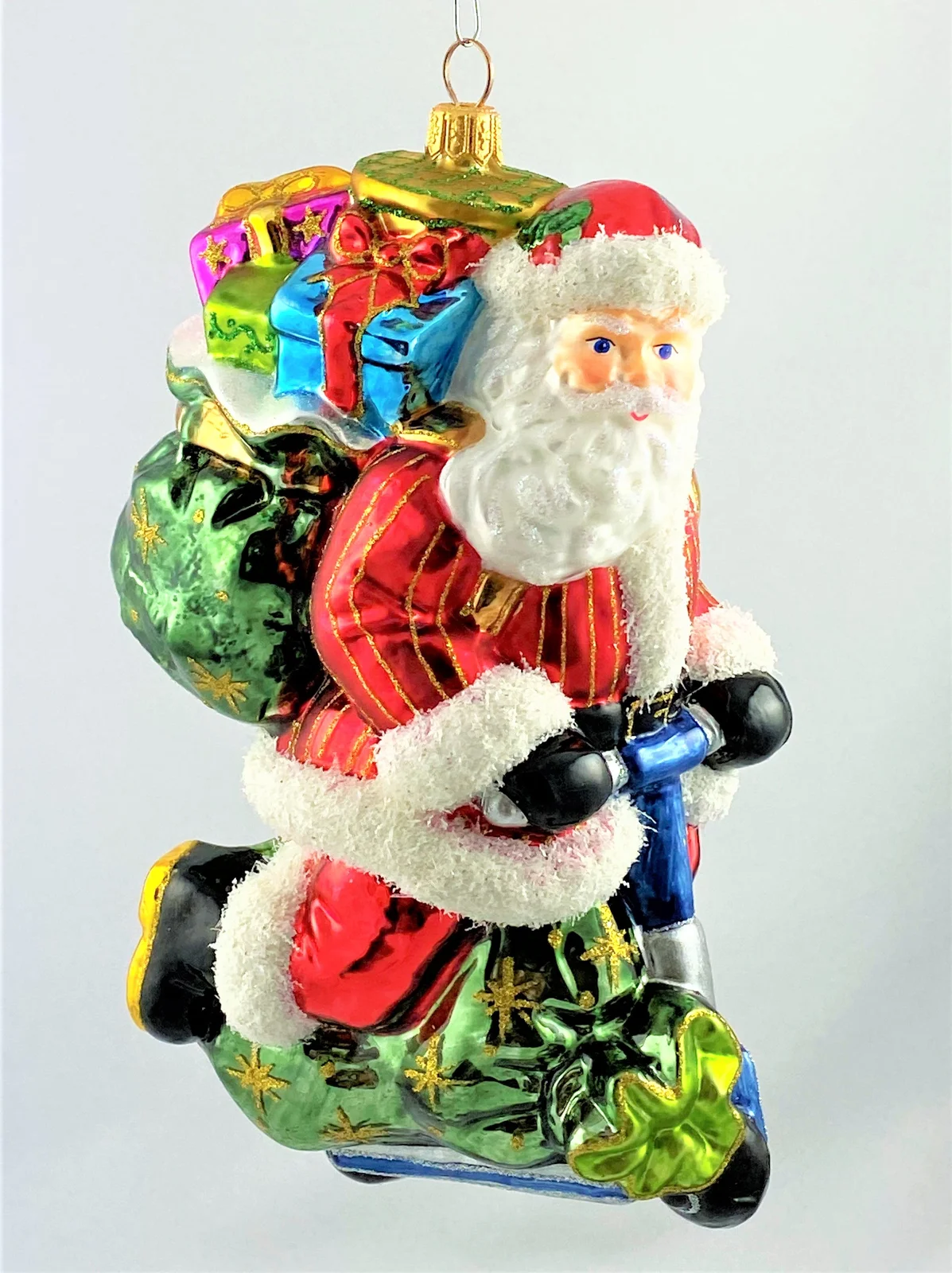 Glassware Weihnachtsmann bringt die Geschenke mit dem Scooter