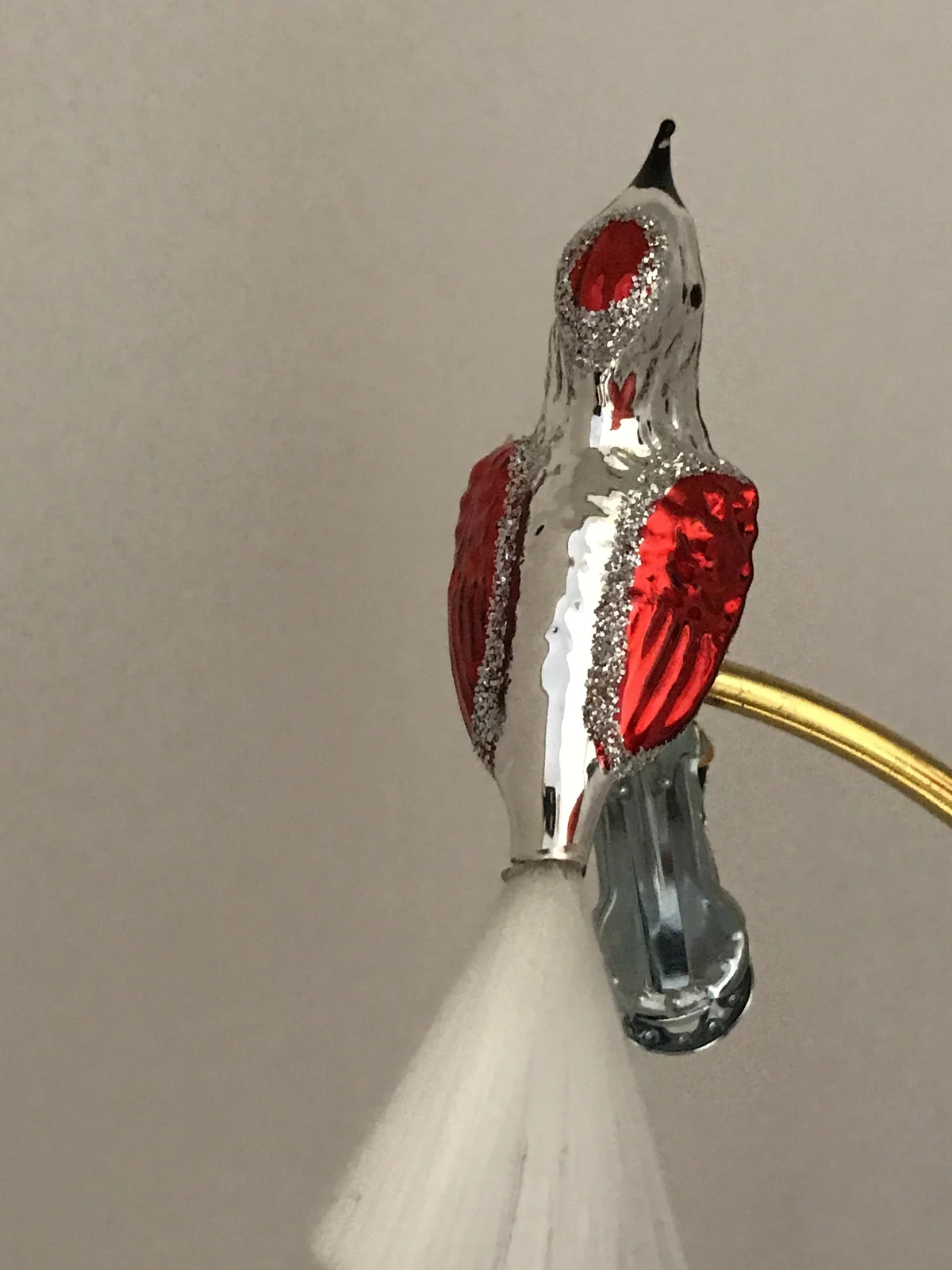 Dummy Silbernes Vögelchen mit roten Flügeln, fiberglas