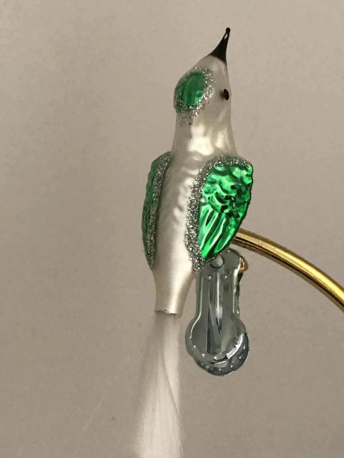 Dummy Weisses Vögelchen mit grünen Flügeln