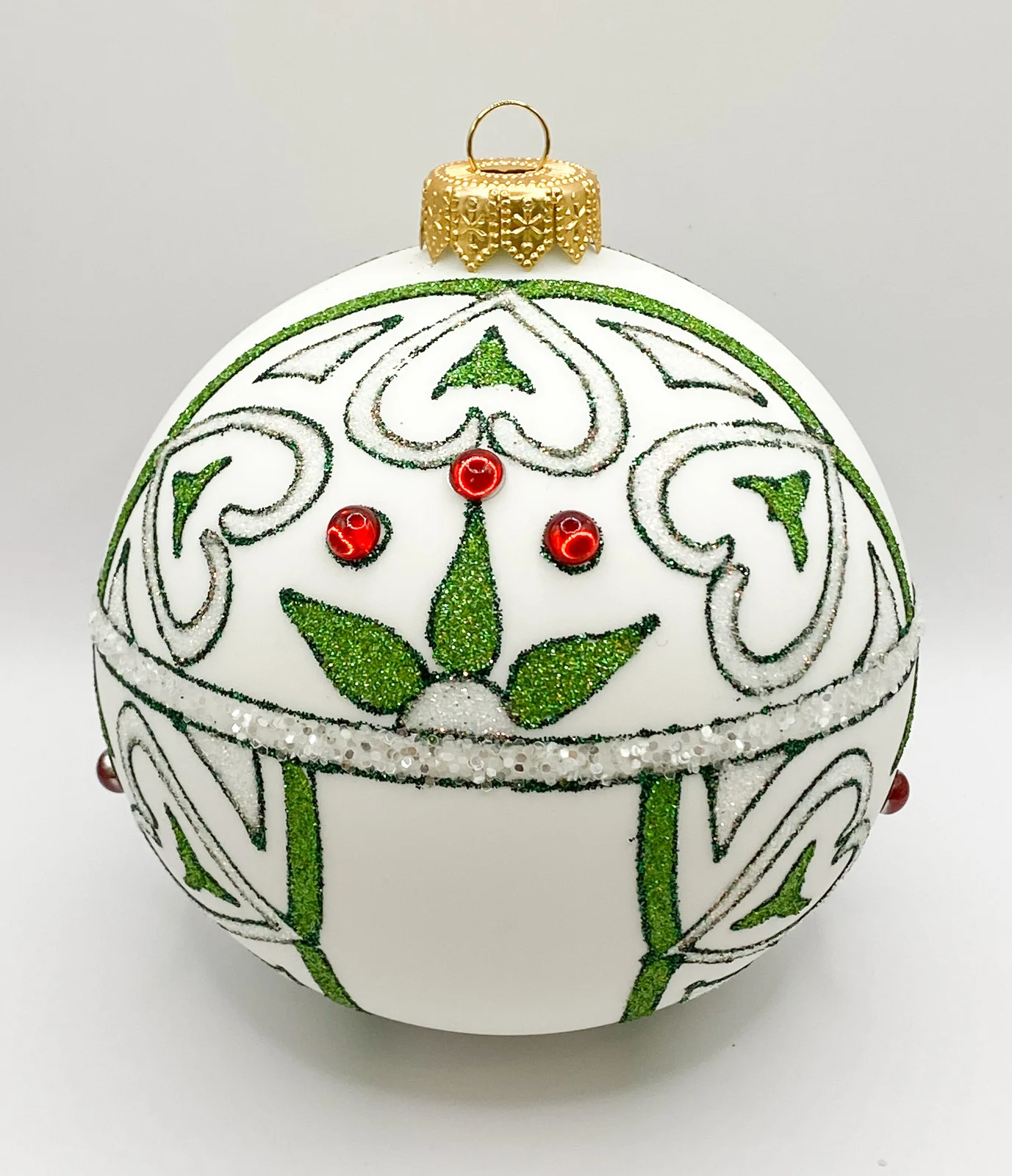 GMC Weisse Kugel mit stilisierten Herzen im Jugendstil Dekor