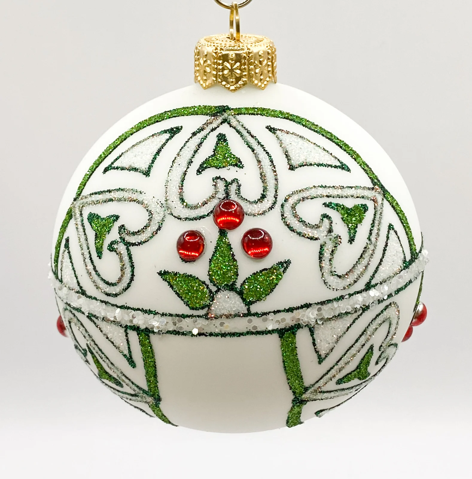 GMC Weisse Kugel mit stilisierten Herzen im Jugendstil Dekor