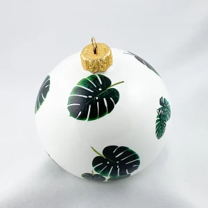 GMC Kugel weiss mit grünen Monstera-Blättern