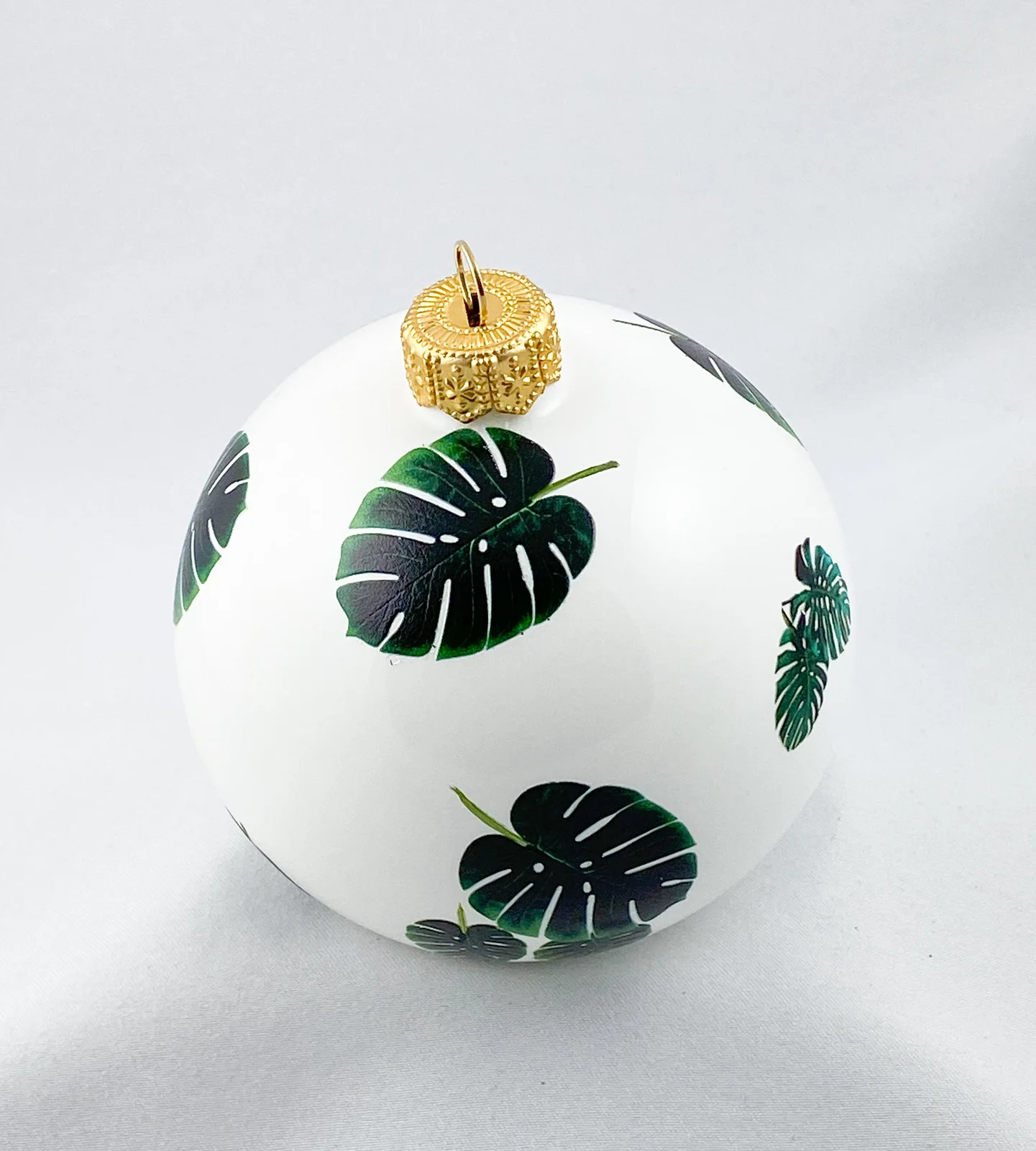 GMC Kugel weiss mit grünen Monstera-Blättern