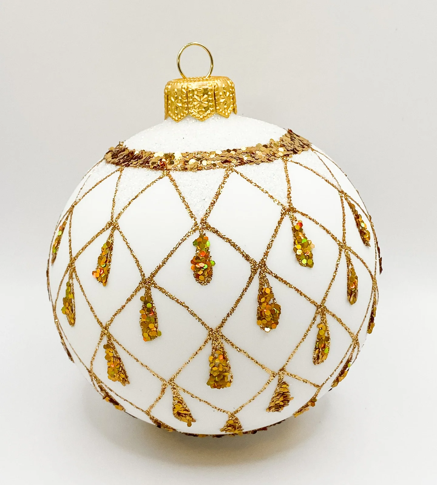 GMC Weisse Kugel mit Gold-Gittermuster