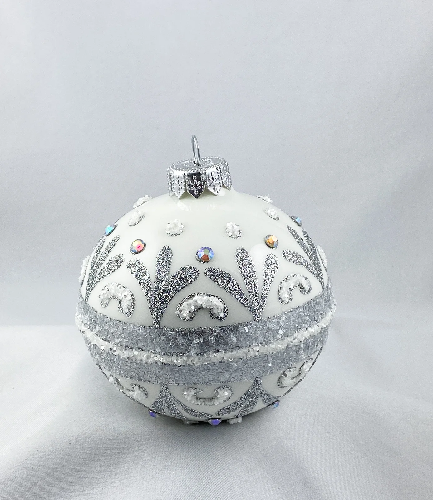 GMC Kugel weiss mit stilisierten Blättern und Rocaille-Motiv