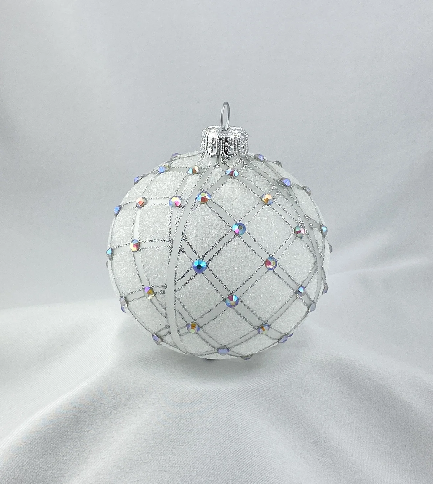 GMC Kugel weiss transparent mit geometrischem Muster und irisierenden Schmucksteinen