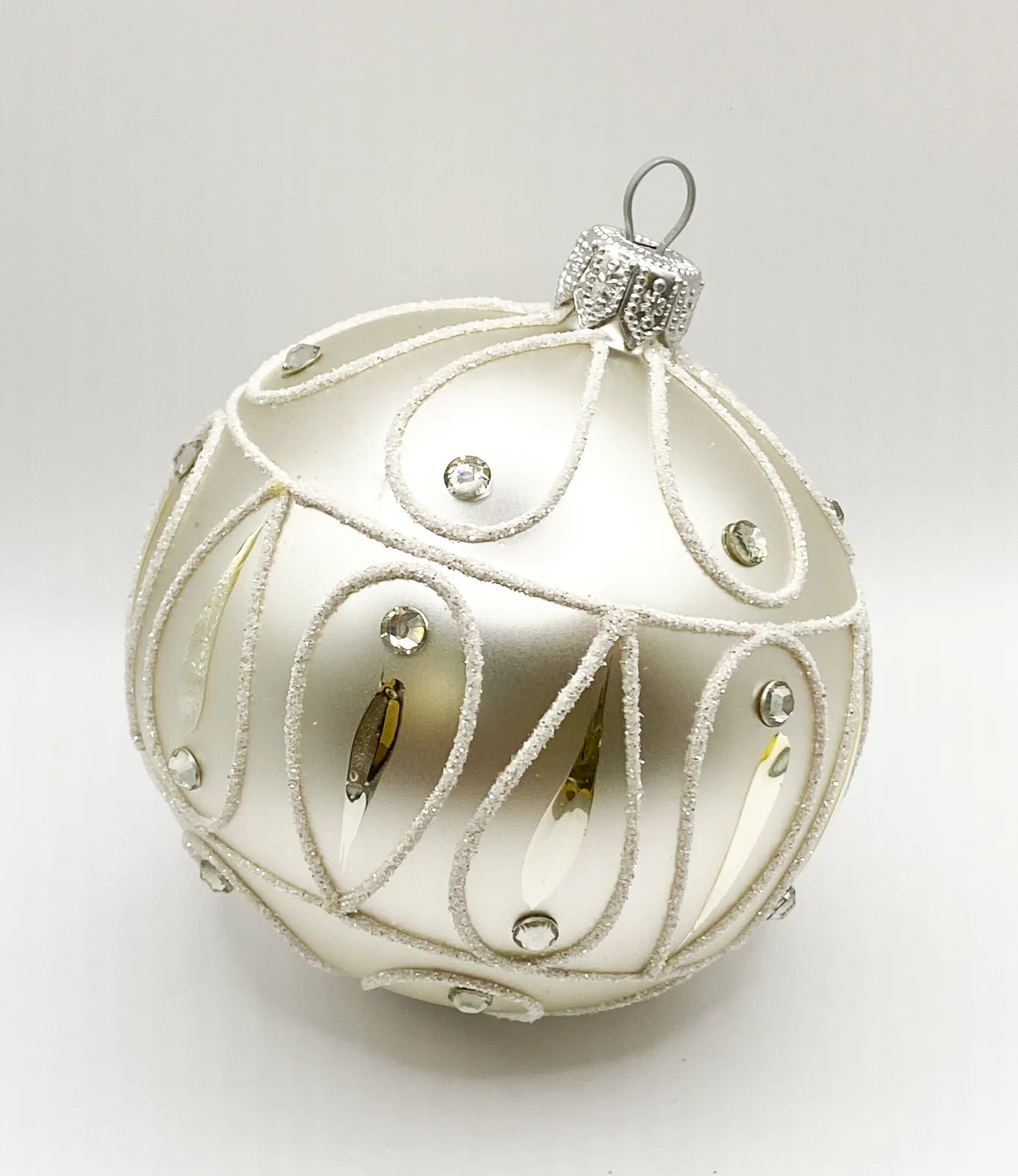 Dagmara Kugel silber weiss mit Art-Deco Muster