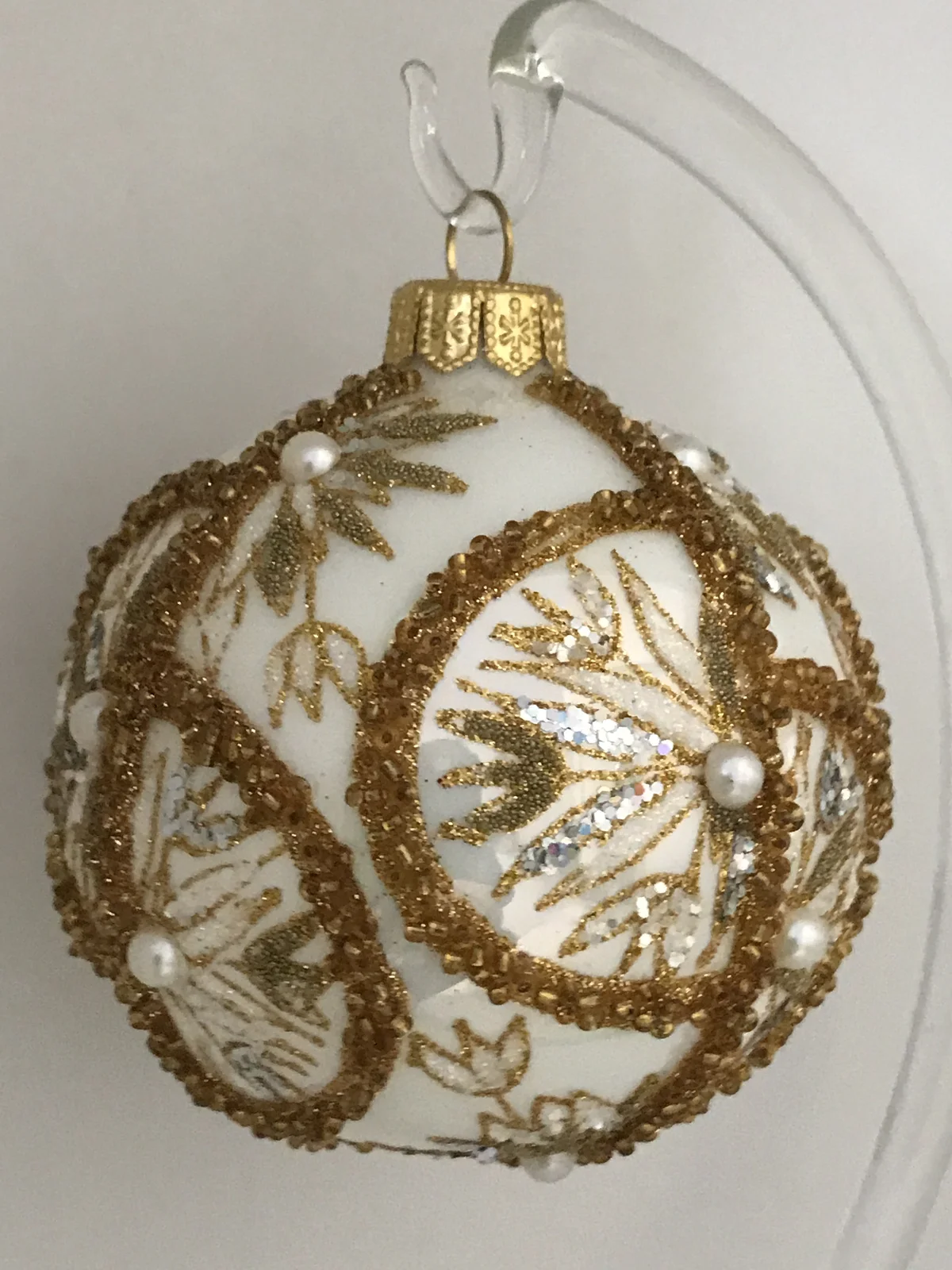 Dummy Kugel weiss mit üppigem Gold-Dekor