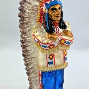 Glassware Stolzer First Nation Oberhaupt in traditionellem Gewand und wunderschönem mit Federschmuck