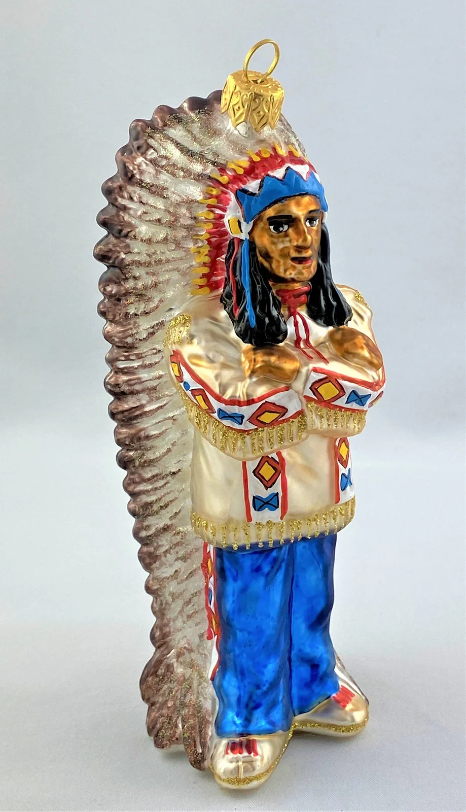 Glassware Stolzer First Nation Oberhaupt in traditionellem Gewand und wunderschönem mit Federschmuck
