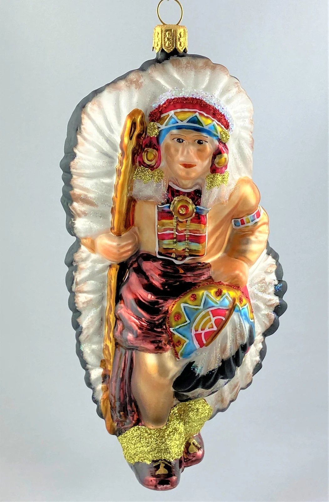 Glassware Tanzender First Nation Vorsitzender in traditionellem Gewand mit wunderschönem Federschmuck