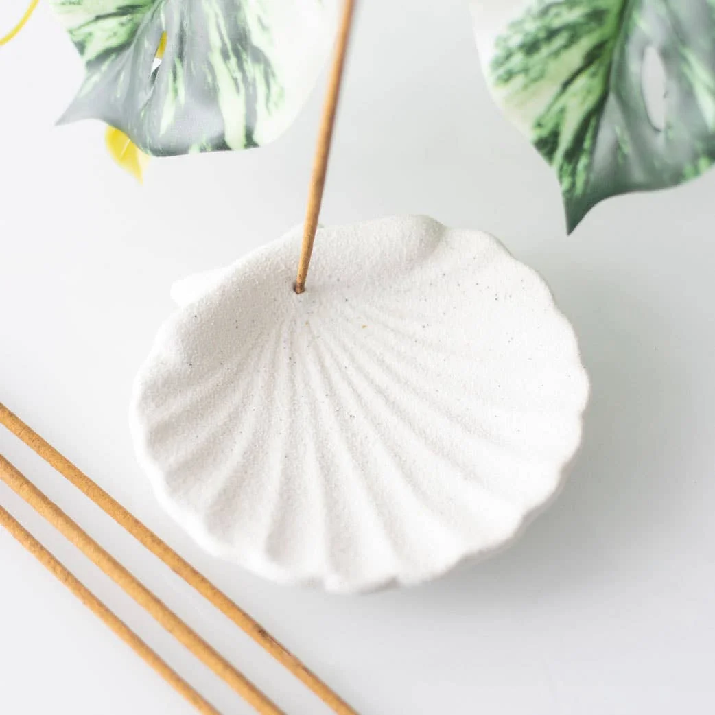 Something Different Wholesale Off-White Muschelschalen-Keramik-Räucherstäbchenhalter-Platte