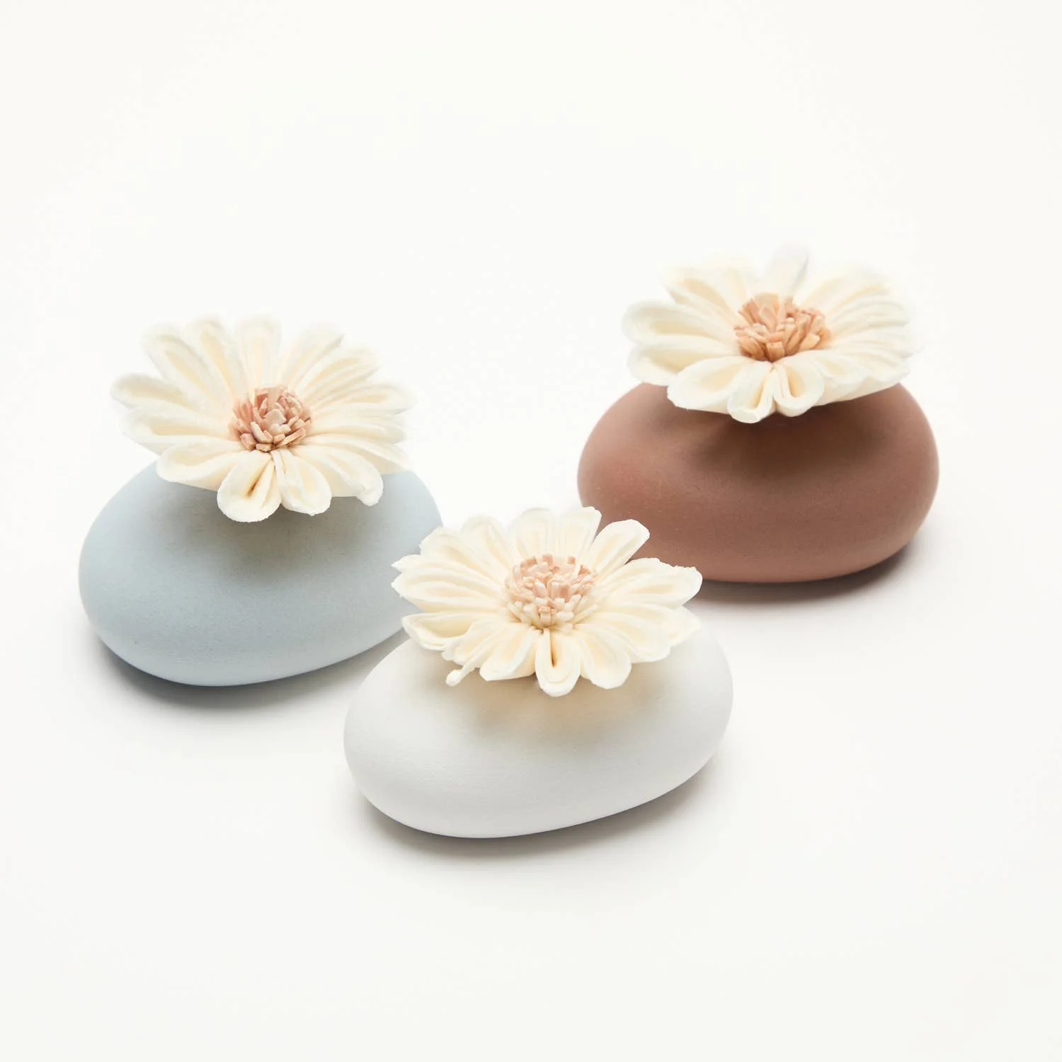 Anoq Set mit 3 Duftdiffusor-Vasen aus Keramik und Sola-Blumen von Lombok