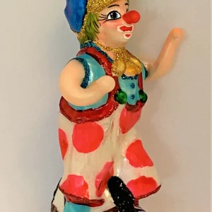 Wiktoria Clown mit weiss-rot getupften Hosen fährt Einrad