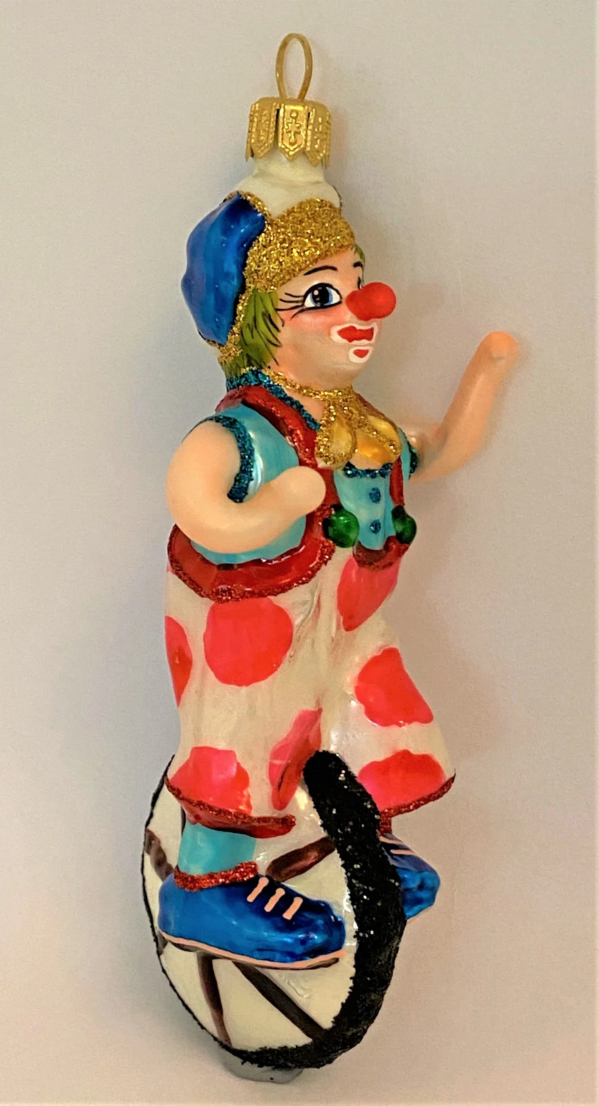 Wiktoria Clown mit weiss-rot getupften Hosen fährt Einrad