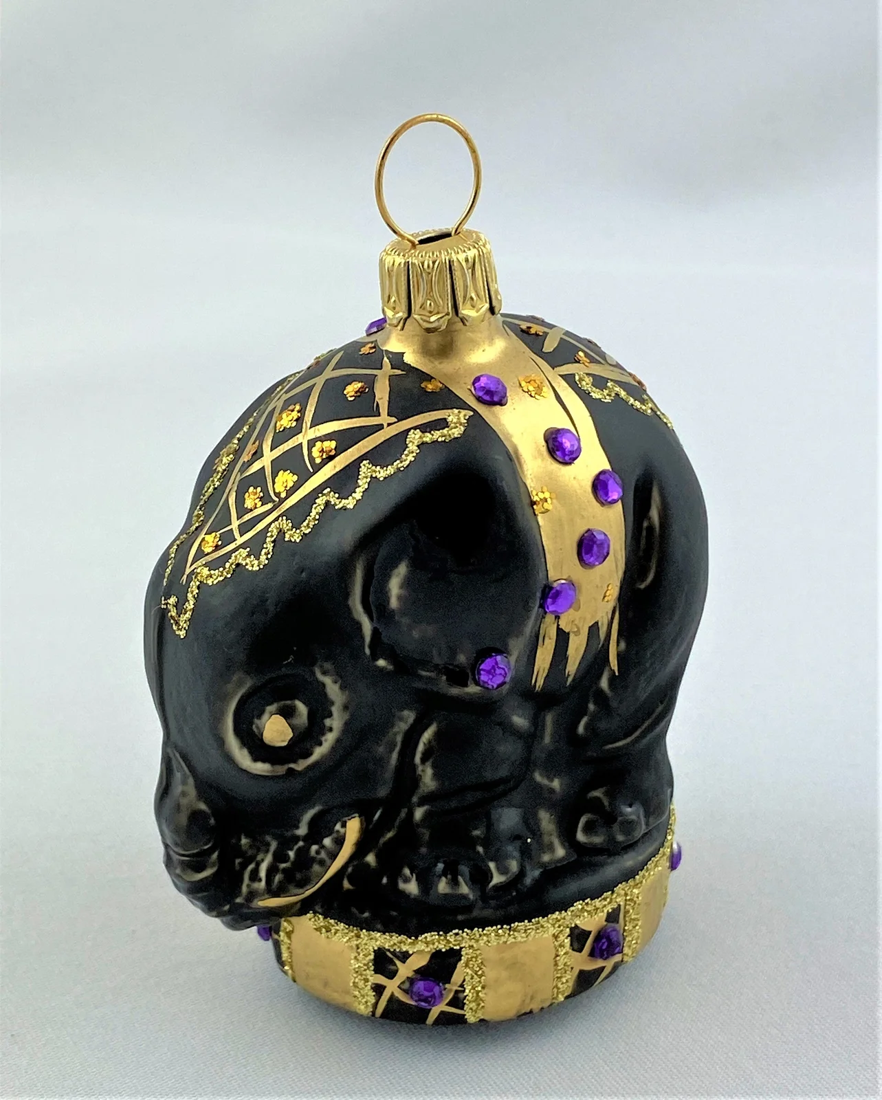 Oberfränkische Schwarzer Zirkuselefant auf Podest mit violetten Glitzersteinchen