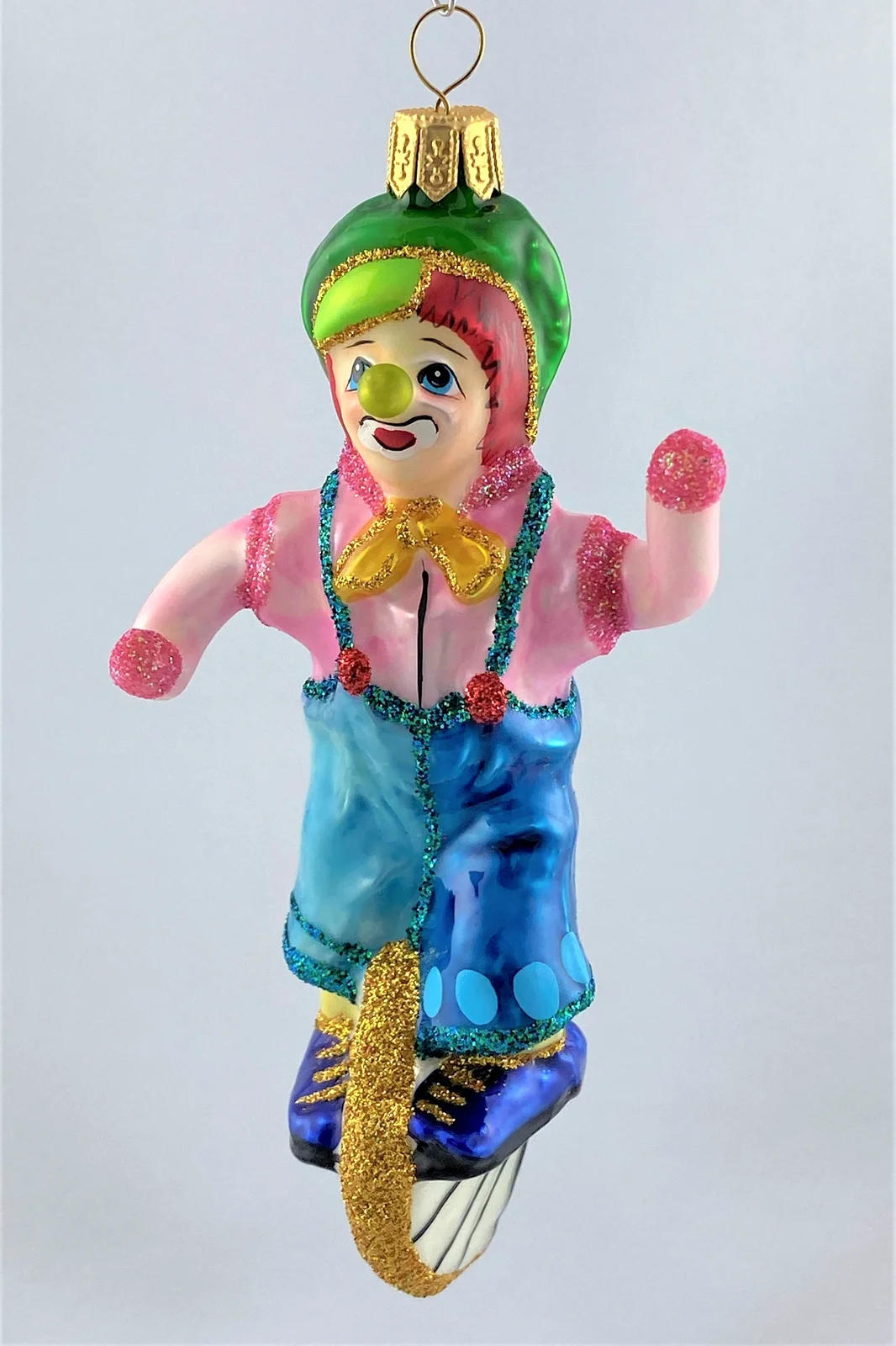 Wiktoria Clown im rosa Hemd fährt Einrad