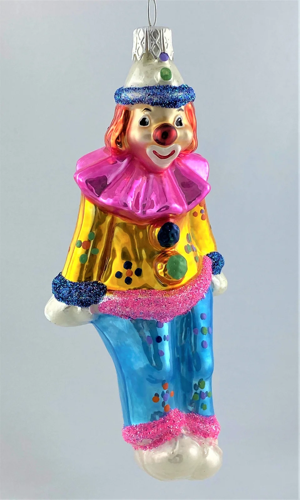 Oberfränkische Clown im Kostüm mit grossem rosa Kragen