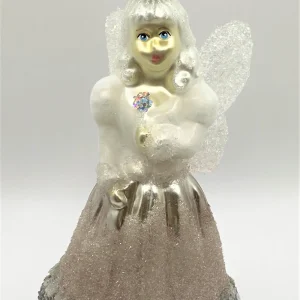 GMC Fee im silbernen Glitzerkleid