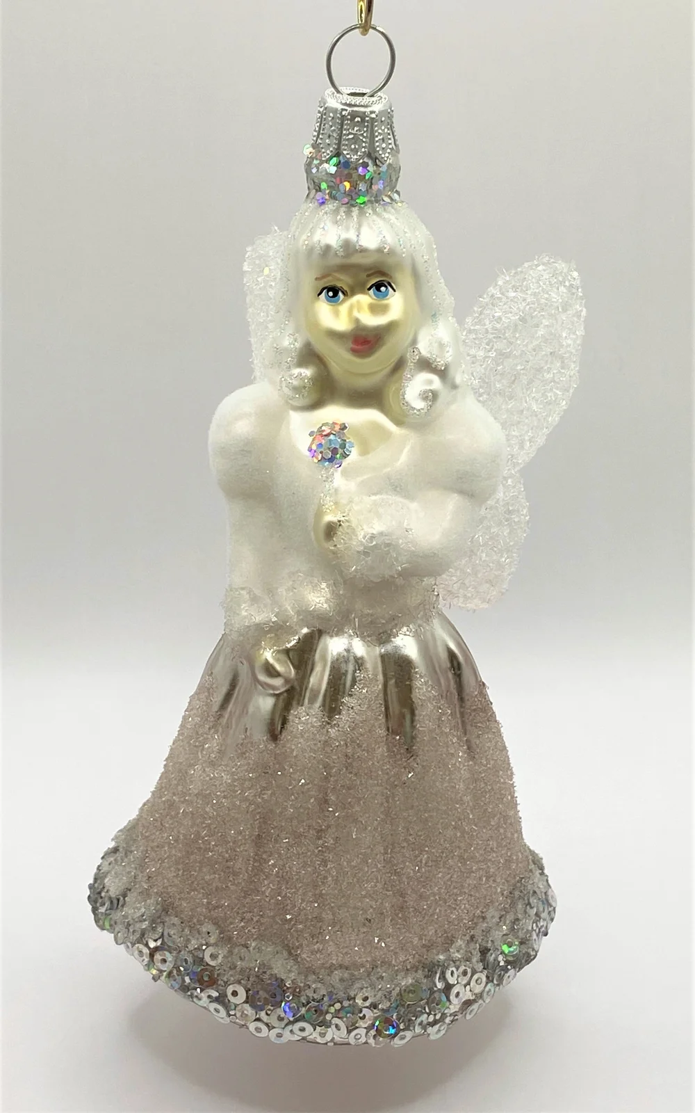 GMC Fee im silbernen Glitzerkleid